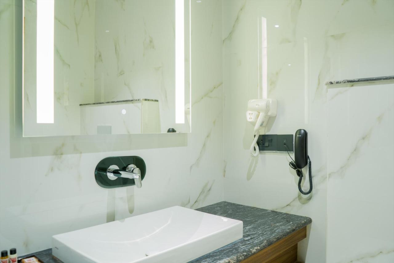 Clarks Inn Suites كانجرا المظهر الخارجي الصورة